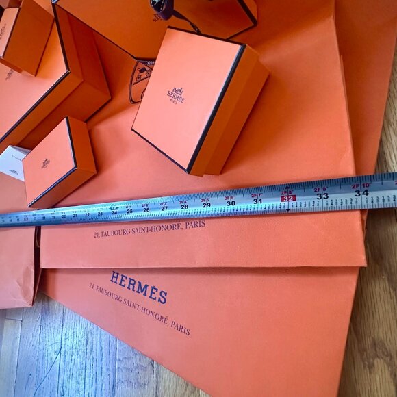 Collection of Hermes original boxes, ties, bracelet, scarves, gloves, etc. - Picture 4 of 6
